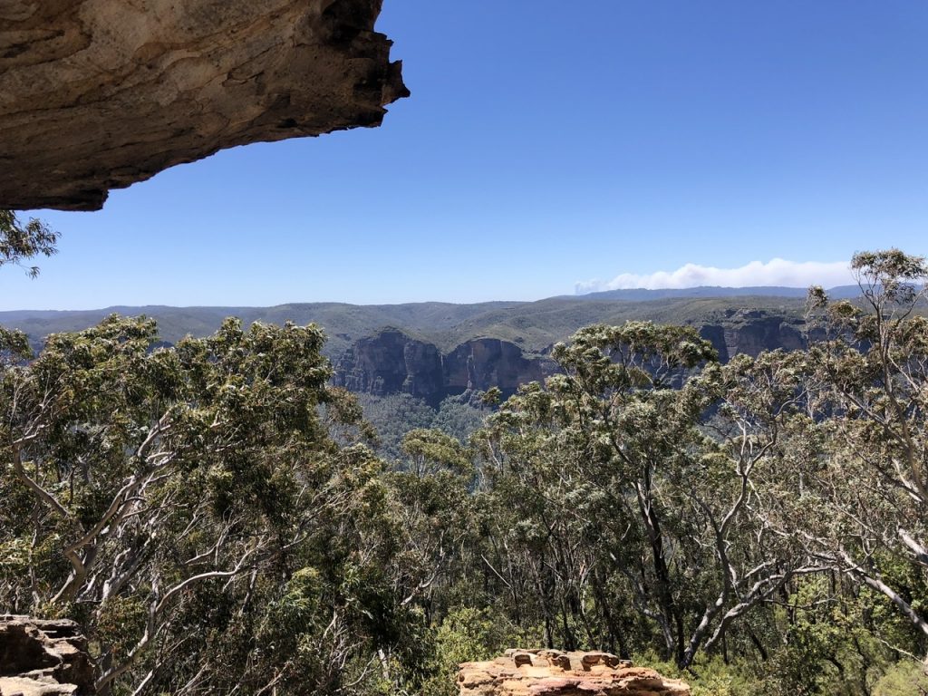 fitness travel blogger Erica Rascon explores Wind Eroded Cave in Blue Mountains, NSW 