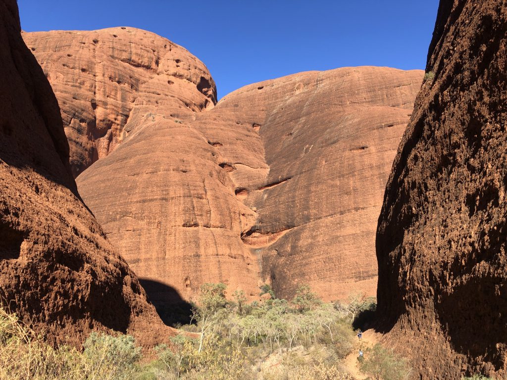 fitness travel blogger Erica Rascon hikes Valley of the Winds in Kata Tjuta